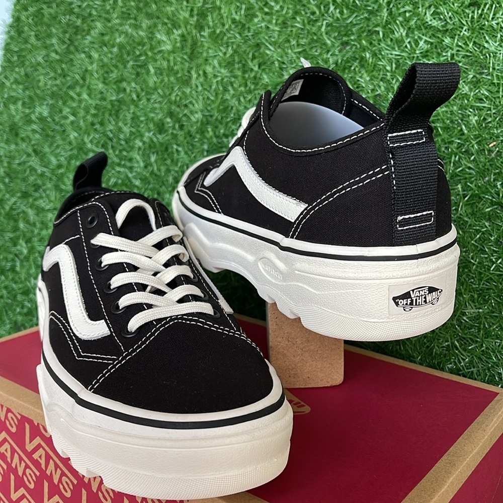 Vans Men’s Sentry Old Skool (Canvas) Black/Marshmallow
VN0A5KR3VQE
Sneakers - Picture 9 of 16